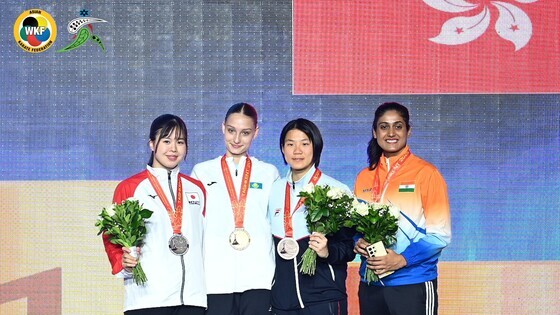 黃卓莉（右二）
（圖片來源： AKF Asian Karate Federation）