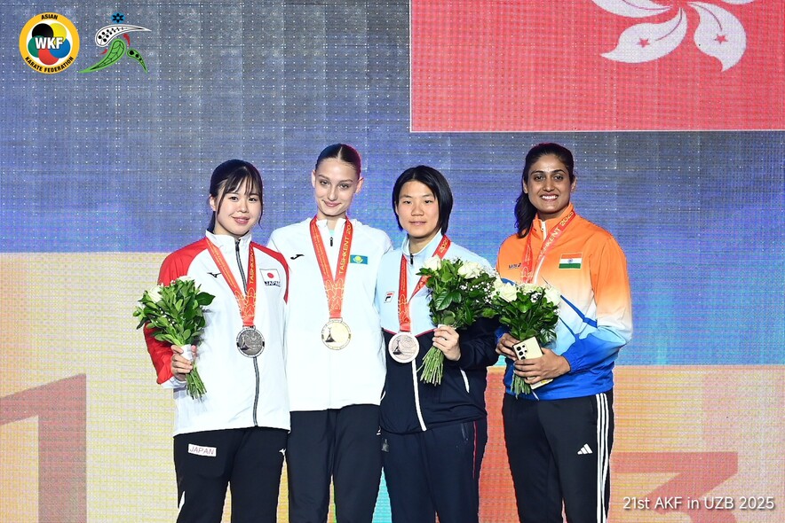 黃卓莉（右二）
（圖片來源： AKF Asian Karate Federation）
