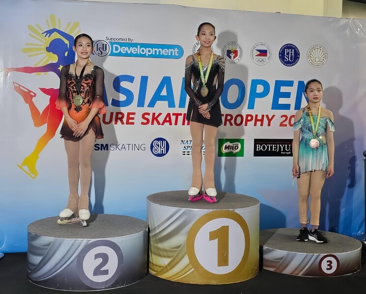 戴紫盈（右）（图片来源：中国香港滑冰联盟）