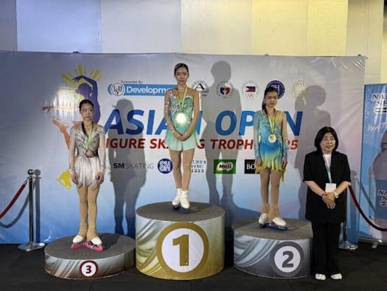 郭幸仪 （右二）（图片来源：中国香港滑冰联盟）