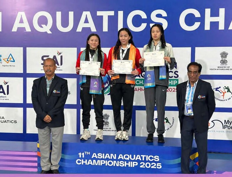 Cheung Wing-yi (back row, 1st from left) and Man Wui-kiu (back row,