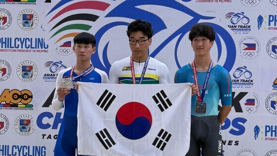 (1<sup>st&nbsp;</sup>from right)&nbsp;Ma