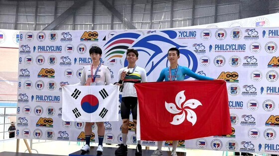 (1<sup>st</sup>&nbsp;from right)&nbsp;Yau