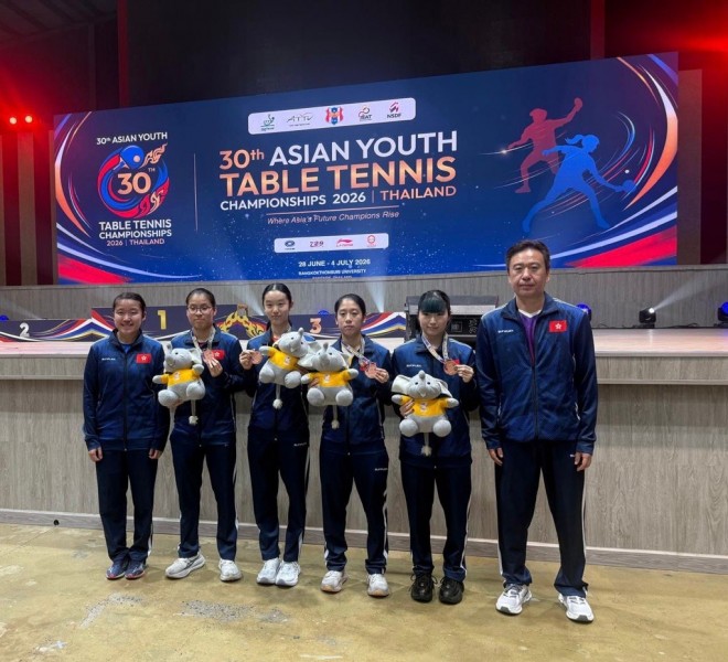 (2nd&nbsp;from&nbsp;left)&nbsp;Wong Tsz-yui,&nbsp;Mak