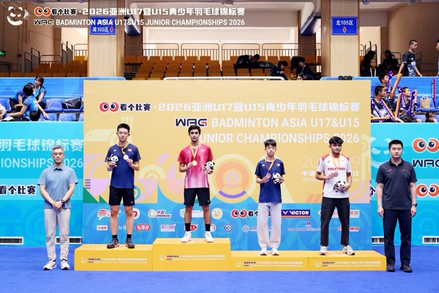 (2nd from left) Zhan Shing-yui and (3rd from right) Chan Yee-hei