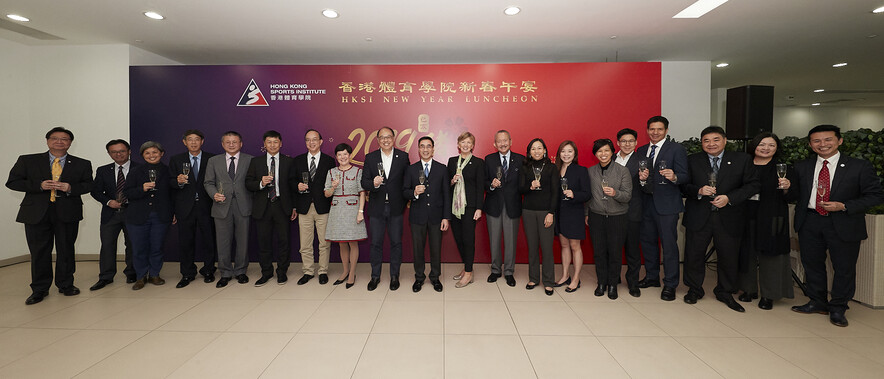 HKSI Chairman Dr Lam Tai-fai SBS JP (9th from left), joined by other